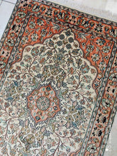 Charger l'image dans la galerie, TAPIS CACHEMIRE SOIE noué main n°47_127×82