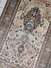 Charger l'image dans la galerie, Tapis Cachemire soie noué main n°23_193×121