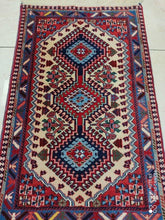 Charger l'image dans la galerie, Tapis Yalameh noué main n°17989_92×58
