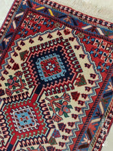 Charger l'image dans la galerie, Tapis Yalameh noué main n°17989_92×58
