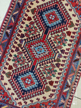 Charger l'image dans la galerie, Tapis Yalameh noué main n°17989_92×58