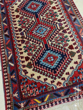 Charger l'image dans la galerie, Tapis Yalameh noué main n°17989_92×58