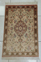 Charger l'image dans la galerie, Tapis Ghom soie fait main n°8964_91×60