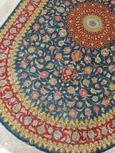 Charger l'image dans la galerie, Tapis ovale Ghom soie noué main n°18585_116×74