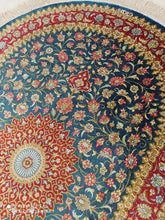 Charger l'image dans la galerie, Tapis ovale Ghom soie noué main n°18585_116×74