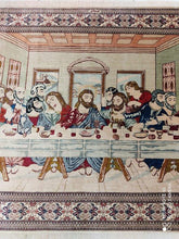 Charger l'image dans la galerie, Tapis Ghom soie “Le Dernier Repas” tissé main n°300_144×100