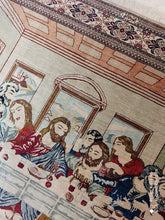 Charger l'image dans la galerie, Tapis Ghom soie “Le Dernier Repas” tissé main n°300_144×100