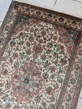 Charger l'image dans la galerie, Tapis Cachemire soie noué main n°58_155×94