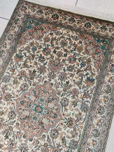Charger l'image dans la galerie, Tapis Cachemire soie noué main n°65_156×95