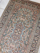 Charger l'image dans la galerie, Tapis Cachemire soie noué main n°37_158×93