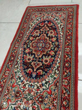 Charger l'image dans la galerie, Tapis Ghom tissé main n°16143_165×55