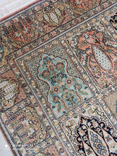 Charger l'image dans la galerie, Tapis Cachemire soie noué main n°21_186×123