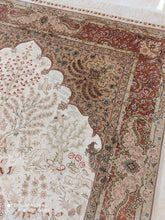 Charger l'image dans la galerie, TAPIS HEREKE soie tissé main n°2000_186×126