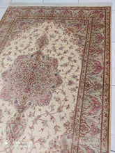 Charger l'image dans la galerie, TAPIS GHOM soie tissé main n°18227_199×130