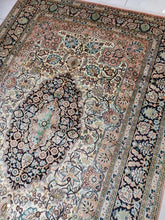 Charger l'image dans la galerie, Tapis Cachemire soie noué main n°24_256×170