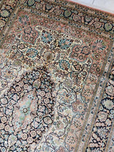 Charger l'image dans la galerie, Tapis Cachemire soie noué main n°24_256×170