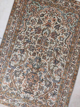 Charger l'image dans la galerie, Tapis Cachemire soie noué main n°41_96×66