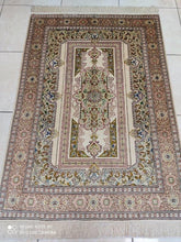 Charger l'image dans la galerie, Tapis Ghom soie tissé main n°18236_140×98
