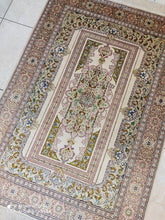Charger l'image dans la galerie, Tapis Ghom soie tissé main n°18236_140×98