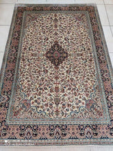 Charger l'image dans la galerie, Tapis Cachemire soie noué main n°24_188×127
