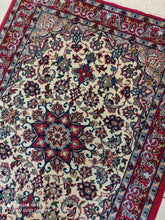 Charger l&#39;image dans la galerie, Tapis Ispahan noué main n°1890_100×70
