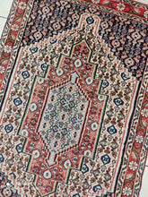 Charger l&#39;image dans la galerie, Tapis Kurdistan fait main n°10331_112×72
