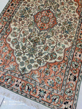 Charger l&#39;image dans la galerie, Tapis Cachemire soie noué main n°47_127×82
