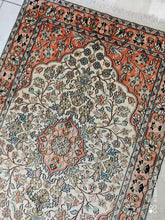 Charger l&#39;image dans la galerie, Tapis Cachemire soie noué main n°47_127×82
