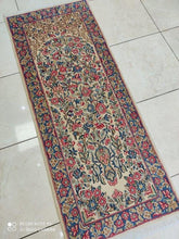 Charger l'image dans la galerie, Tapis Kerman Ravar fait main n°1364_155×62
