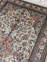 Charger l&#39;image dans la galerie, Tapis Cachemire soie noué main n°61_156×99
