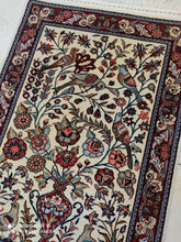 Charger l&#39;image dans la galerie, Tapis Ghom noué main n°17085_83×58
