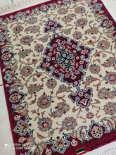 Charger l&#39;image dans la galerie, Tapis Ispahan fait main n°11774_91×74
