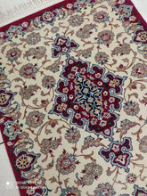 Charger l&#39;image dans la galerie, Tapis Ispahan fait main n°11774_91×74
