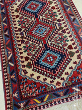 Charger l&#39;image dans la galerie, Tapis Yalameh noué main n°17989_92×58
