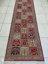 Charger l'image dans la galerie, Tapis Ghom tissé main n°17543_285×76
