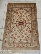 Charger l'image dans la galerie, Tapis Ghom soie tissé main n°18189_196×128
