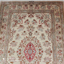 Charger l'image dans la galerie, Tapis Ghom soie tissé main n°18189_196×128
