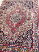 Charger l&#39;image dans la galerie, Tapis Kurdistan fait main n°12184_103×73
