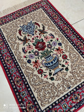 Charger l&#39;image dans la galerie, Tapis Ispahan fait main n°1850_105×70
