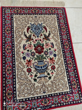 Charger l&#39;image dans la galerie, Tapis Ispahan fait main n°1850_105×70
