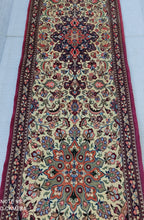 Charger l'image dans la galerie, Tapis Ghom noué main n°17191_342×064
