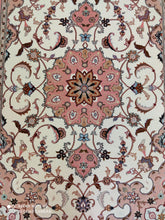 Charger l'image dans la galerie, Tapis Tabriz fait main n°15327_153×103
