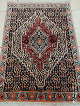 Charger l&#39;image dans la galerie, Tapis Senneh fait main n°222_103×74
