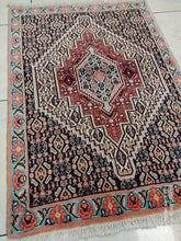 Charger l&#39;image dans la galerie, Tapis Senneh fait main n°222_103×74
