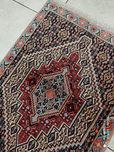 Charger l&#39;image dans la galerie, Tapis Senneh fait main n°222_103×74
