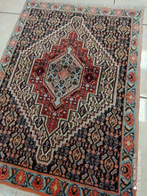 Charger l&#39;image dans la galerie, Tapis Senneh fait main n°222_103×74
