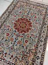 Charger l&#39;image dans la galerie, Tapis Ispahan fait main n°14273_107×68
