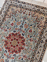 Charger l&#39;image dans la galerie, Tapis Ispahan fait main n°14273_107×68
