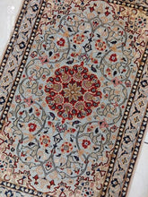 Charger l&#39;image dans la galerie, Tapis Ispahan fait main n°14273_107×68
