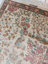 Charger l'image dans la galerie, Tapis Ghom soie tissé main n°15235_115×75

